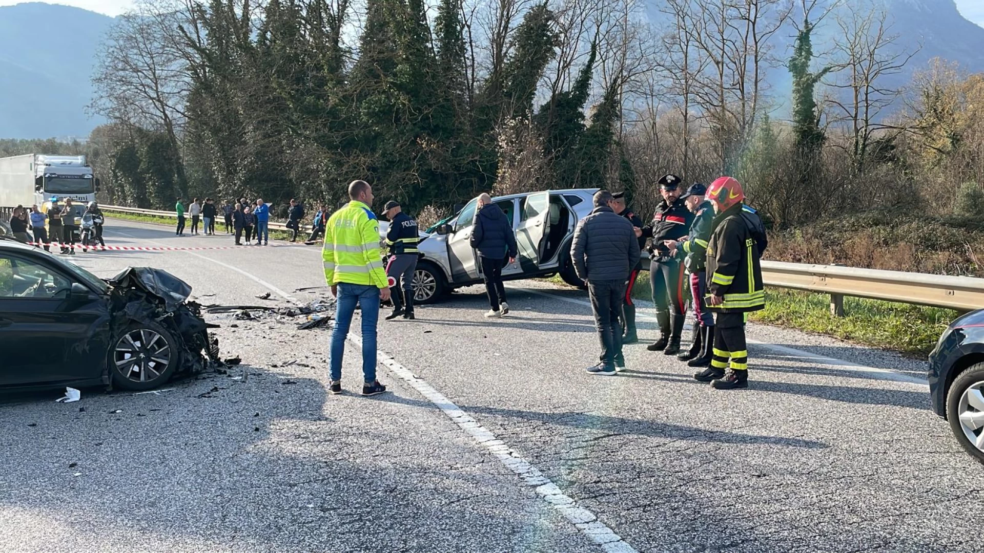 Venafro: incidente sulla strada statale 6 direzione Cassino. Diversi i feriti e una persona in condizioni critiche e un decesso.